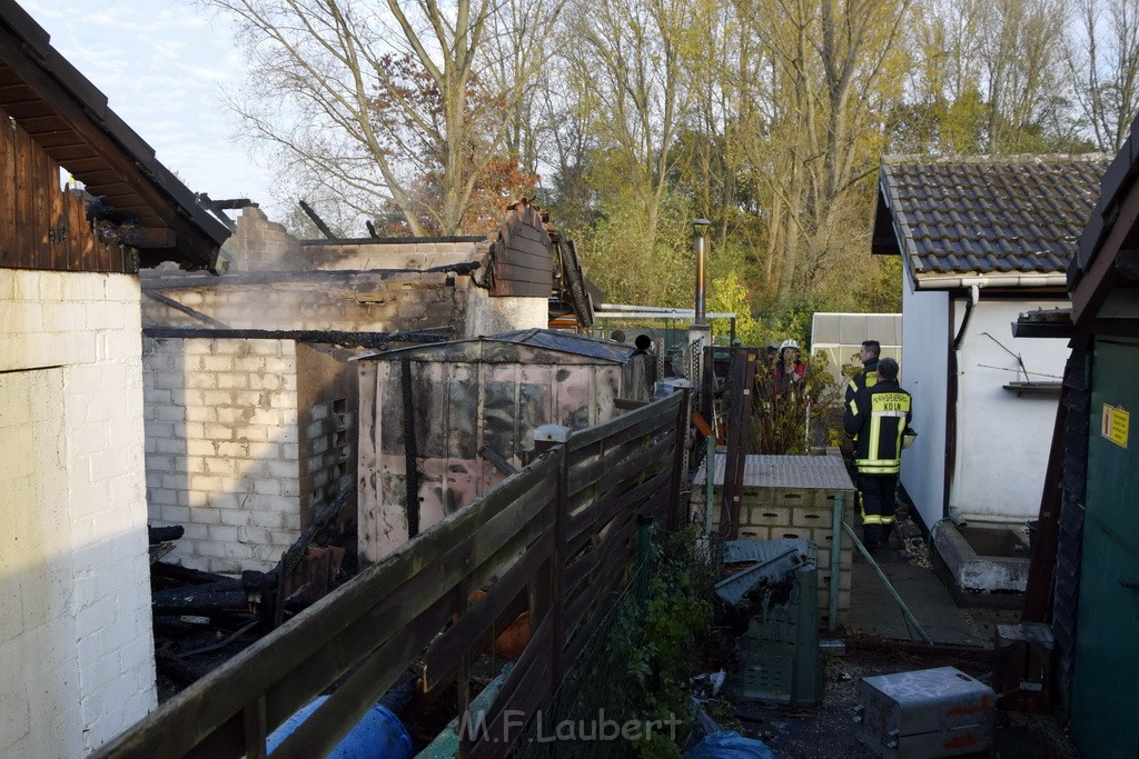 Feuer 1 brannten 3 Lauben Koeln Fuehlingen Kriegerhofstr P029.JPG - Miklos Laubert